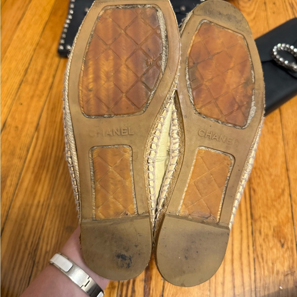 CHANEL Women's Black and Cream Espadrilles - Picture 4 of 4